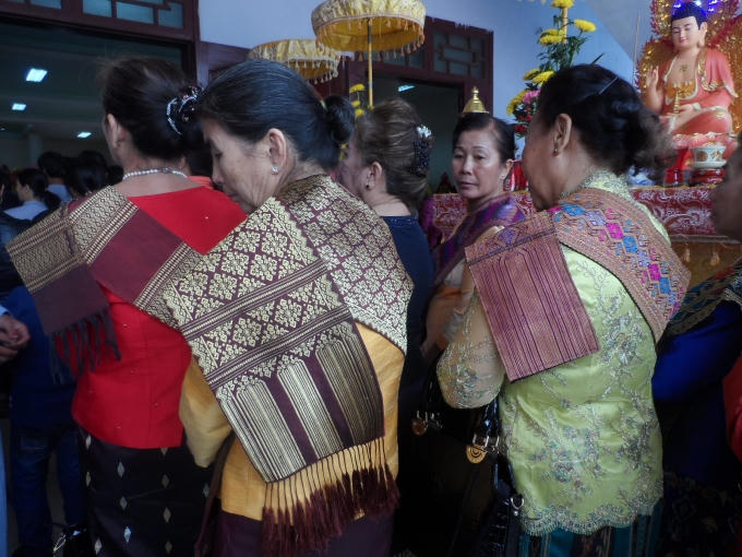 Sự xuất hiện của các phật tử đến từ nước bạn Lào càng làm cho đại lễ thêm màu sắc.