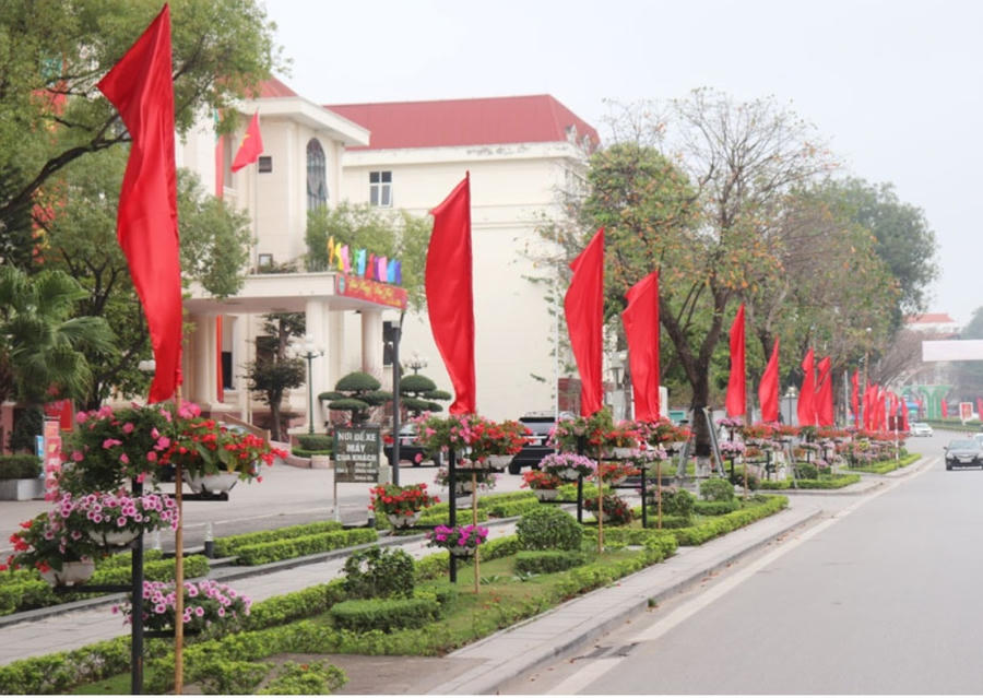 Vĩnh Yên rực rỡ cờ hoa. Ảnh CTTĐT Thành ủy Vĩnh Yên