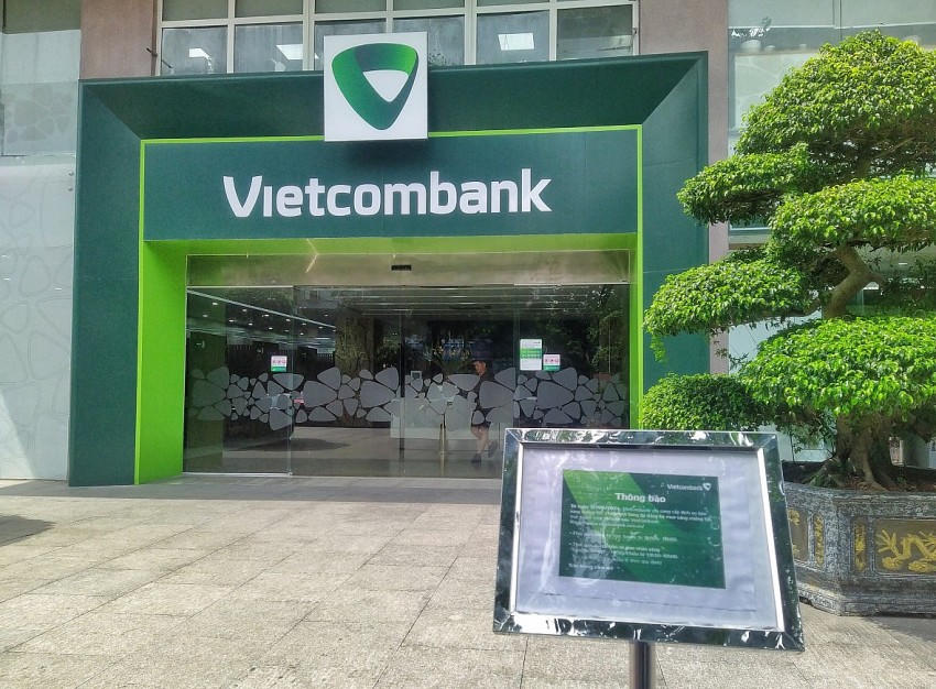 Ghi nhận tại chi nhánh Vietcombank trên mặt đường Cát Linh, chỉ còn lác đác người dân đến trực tiếp các điểm bán để mua vàng.