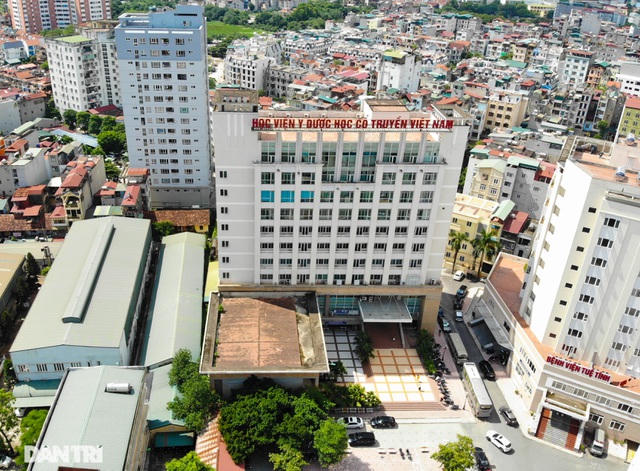 Báo cáo của Bộ Giáo dục và Đào tạo cho thấy, hiện bình quân diện tích đất cho một sinh viên đại học, cao đẳng trong các trường công lập vào khoảng 35,7 m2, thấp hơn nhiều so với tiêu chuẩn mà Việt Nam đề ra từ năm 1985 (khoảng 55 - 85 m2 đất/ 1 sinh viên). 