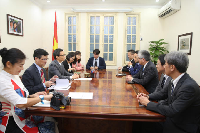 Phó Thủ tướng Vũ Đức Đam tiếp ông Masataka Watanabe, Chủ tịch Báo Asahi Shimbun. Ảnh: VGP/Đình Nam