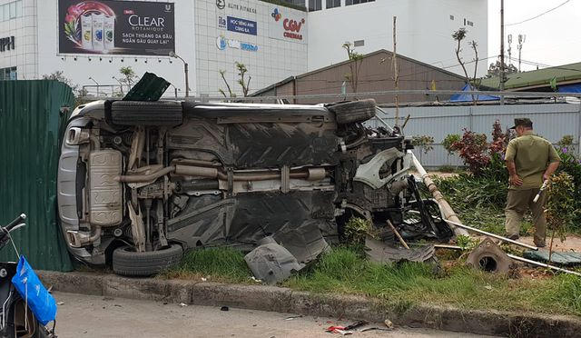 Chiếc Mercedes lật nghiêng trên dải phân cách.