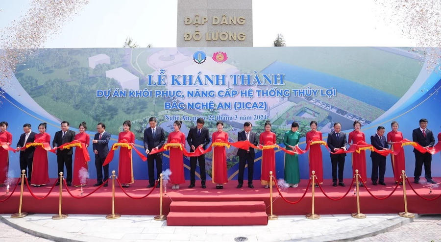 Lãnh đạo Bộ Nông nghiệp và Phát triển nông thôn cùng các đại biểu cắt băng khánh thành dự án.