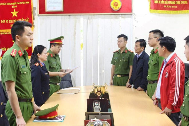 Cơ quan CSĐT Công an tỉnh Sơn La thi hành lệnh khởi tố vụ án, khởi tố bị can đối với Trương Minh Tuấn (áo đen bên phải). Ảnh: Công an Sơn La