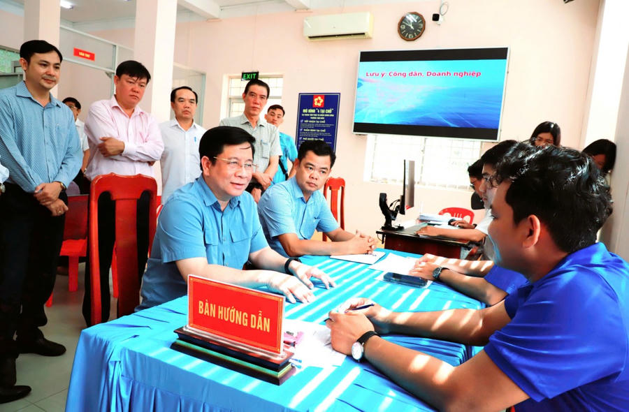 Chủ tịch UBND tỉnh An Giang Hồ Văn Mừng trao đổi với đoàn viên, thanh niên về việc hướng dẫn người dân tại Trung tâm Phục vụ hành chính công phường Tịnh Biên.