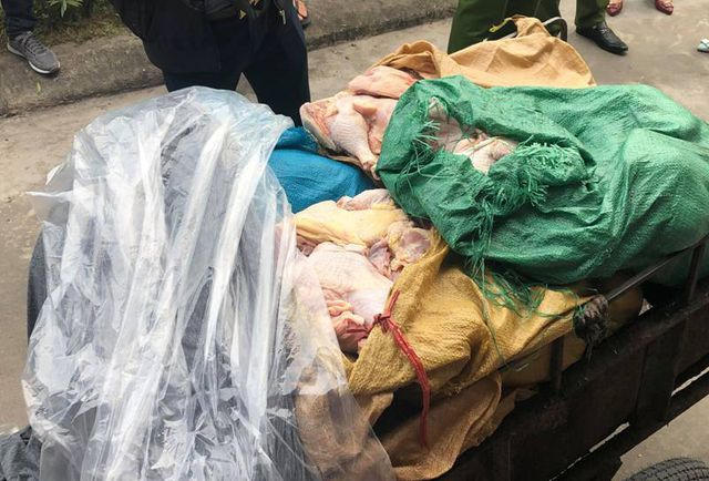 Số lượng thịt g&agrave; đ&ocirc;ng lạnh đang được vận chuyển ra ngo&agrave;i bếp nấu ăn đ&atilde; bị c&ocirc;ng nh&acirc;n ngăn lại, y&ecirc;u cầu kiểm tra v&igrave; nghị đ&acirc;y l&agrave; thực phẩm bẩn.