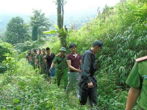 Lực lượng chức năng dẫn giải Tẩn Láo Lở (áo màu mận tím), hung thủ sát hại 4 người dân ở Lào Cai đến hiện trường thực nghiệm.