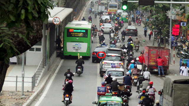 Mặc dù trên làn đường dành cho xe buýt nhanh đều có biển cảnh báo, phía dưới có vạch sơn kẻ đường nhưng nhiều người điều khiển phương tiện, trong đó có cả xe biển xanh vẫn “làm ngơ”.