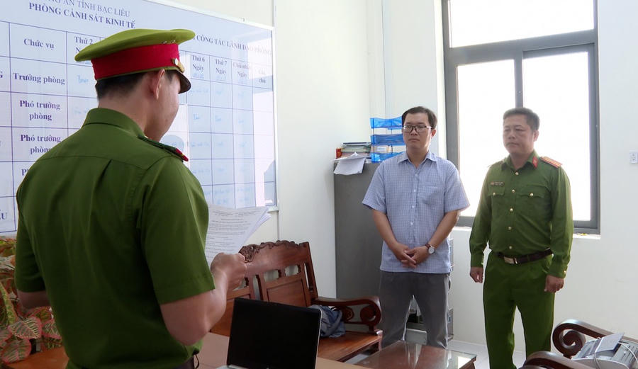 Cơ quan Cảnh sát điều tra Công an tỉnh Bạc Liêu tống đạt quyết định khởi tố bị can đối với Ngũ Thế Nghĩa.