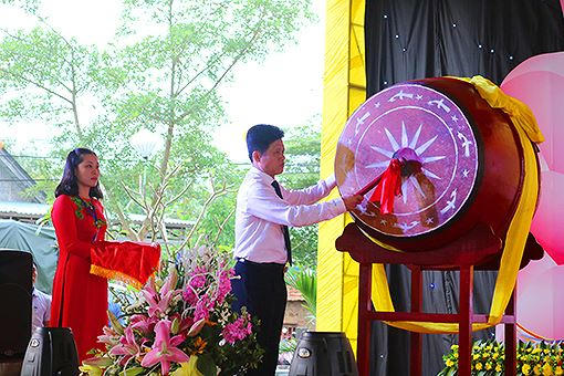 Ông Lê Văn Bảo, Bí thư - Chủ tịch HĐND huyện Lệ Thuỷ đánh trống khai hội chùa Hoằng Phúc năm 2019