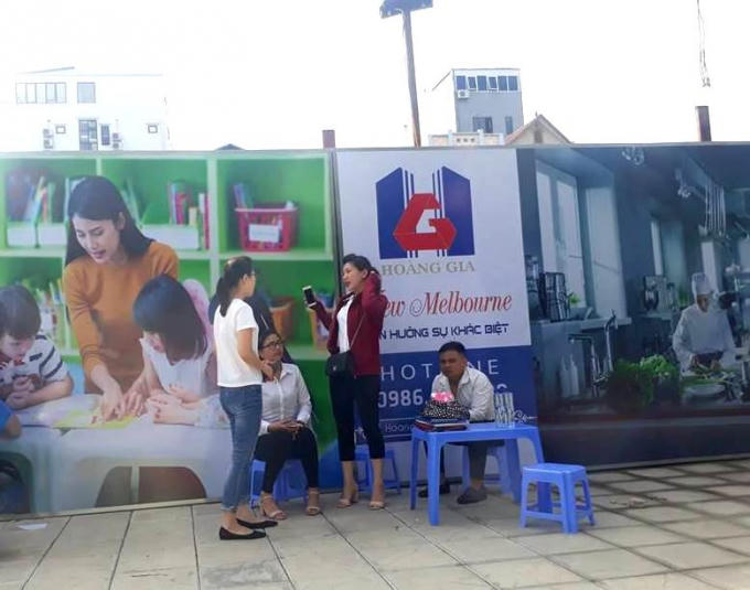 Bên ngoài dự án luôn túc trực nhân viên tư vấn dự án.