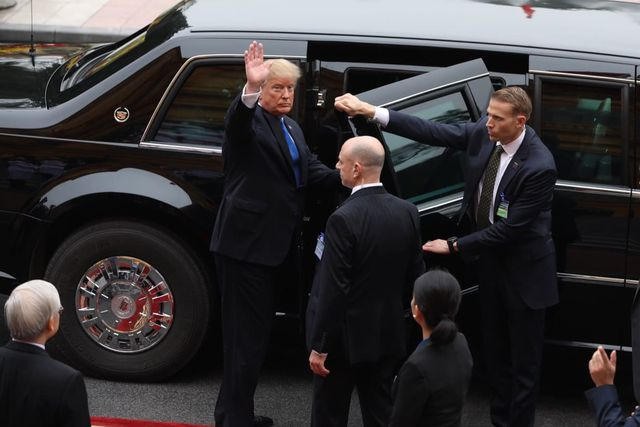 Ông Donald Trump vẫy chào trước khi rời Phủ Chủ tịch.