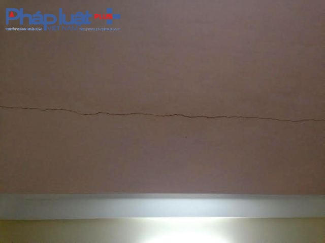 Nhiều ngôi nhà xuất hiện những vết nứt kéo dài (Ảnh Đào Tấn).