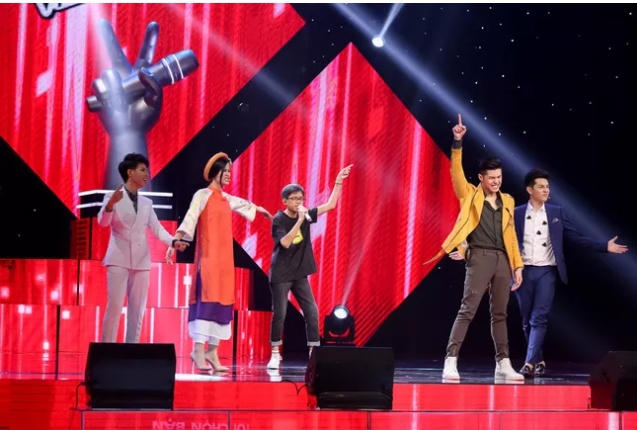 Giọng h&aacute;t Việt nh&iacute; tập 2 v&ograve;ng giấu mặt: 4 HLV &ldquo;đi&ecirc;n đảo&rdquo; với cậu b&eacute; &ldquo;vắt hai ch&acirc;n l&ecirc;n đầu&rdquo;