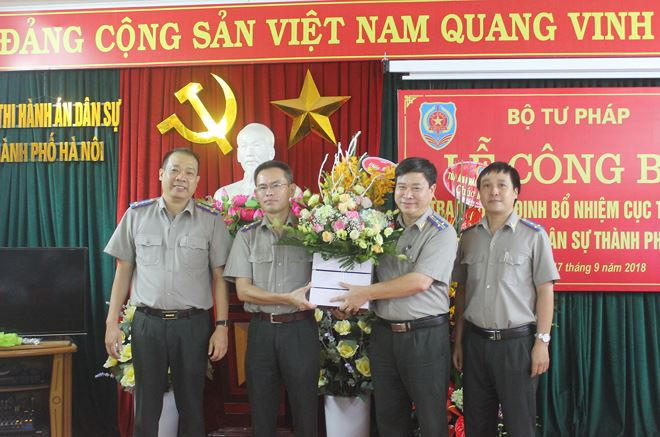 Tập thể lãnh đạo Cục THADS Hà Nội chúc mừng tân Cục trưởng.