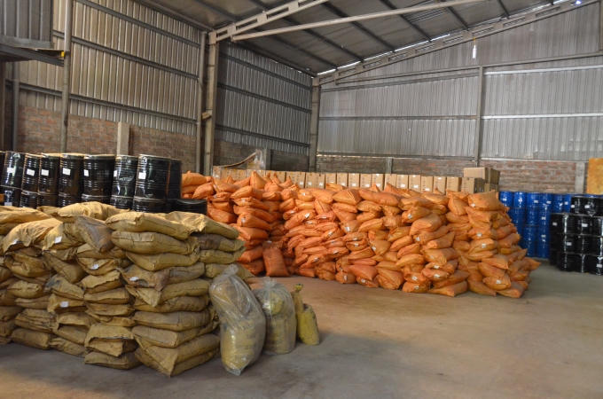Bên trong kho nghi chứa hóa chất bốc mùi nồng nặc, khó chịu.