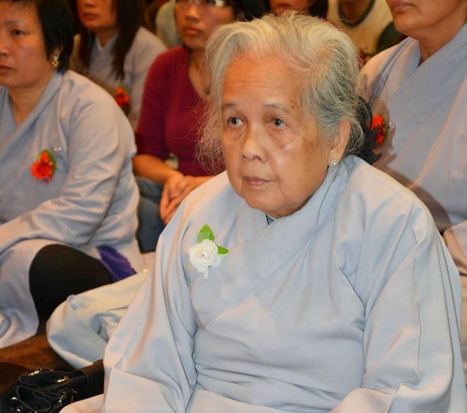 Nếu cha mẹ không còn nữa sẽ được cài lên ngực một bông hoa màu trắng.