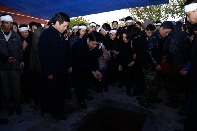 Ủy viên Bộ Chính trị, Bí thư Thành ủy TP Hồ Chí Minh, Bộ trưởng Bộ GTVT Đinh La Thăng cùng tang quyến thả những nắm đất trên mộ đồng chí Phạm Quý Tiêu như một nghi thức tiễn biệt lần cuối. 