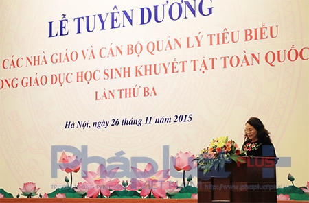 Thứ trưởng Bộ trưởng Bộ GD-ĐT Nguyễn Thị Nghĩ phát biểu tại buổi lễ tuyên dương. Ảnh Loan Bảo.