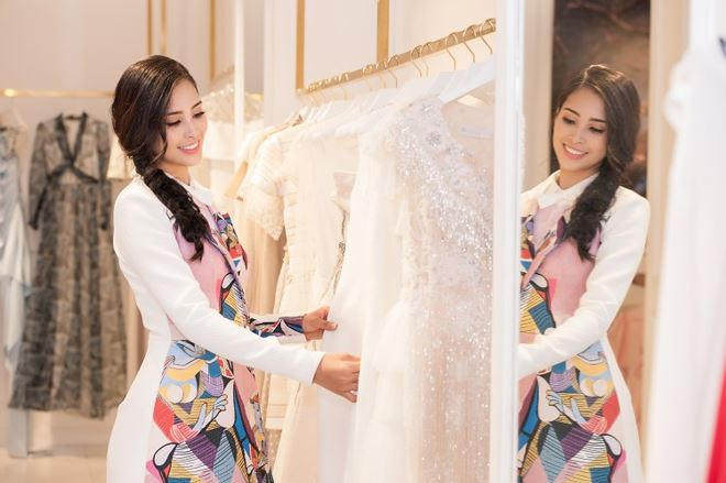 Những bộ cánh của nhà thiết kế Lê Thanh Hòa được Tiểu Vy lựa chọn kỹ càng