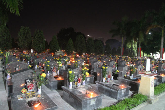 Hàng nghìn ngọn nến được thắp lên, tỏ lòng biết ơn các liệt sĩ.