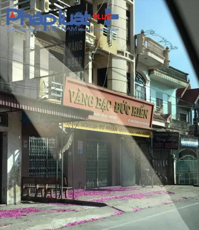 Xác pháo đỏ sân tại nhiều nơi của thị trấn Cồn (Hải Hậu, Nam Định).