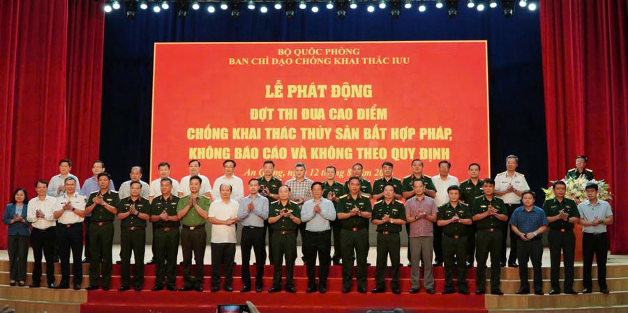 Các đại biểu tham gia lễ phát động.