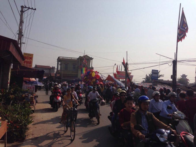 D&ograve;ng người tấp nập dồn về chợ &ldquo;Mua may, b&aacute;n rủi&rdquo; trước giờ khai hội