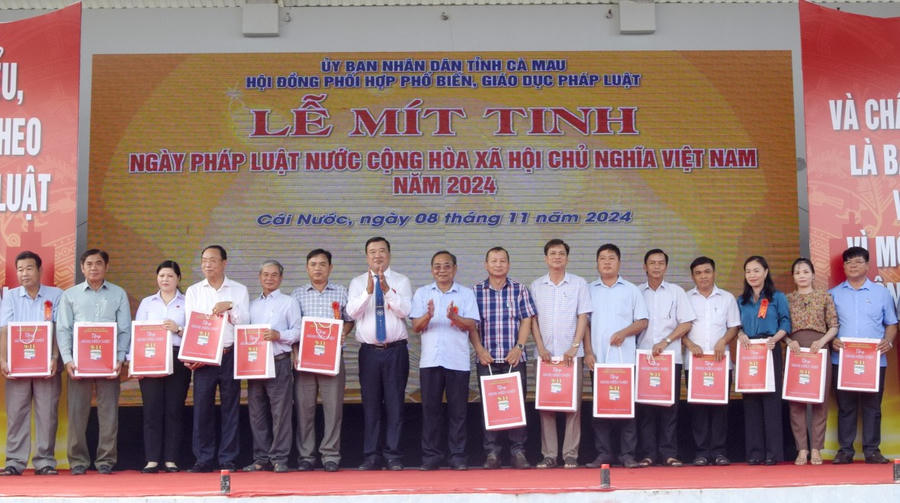 Ông Võ Thanh Tòng - Giám đốc Sở Tư pháp, Phó Chủ tịch Thường trực Hội đồng phổ biến pháp luật tỉnh Cà Mau và ông Dương Văn Thắng - Bí thư Huyện uỷ Cái Nước trao tặng trên 800 quyển sách pháp luật cho Phòng Tư pháp các huyện, thành phố và 11 xã, thị trấn trên địa bàn huyện Cái Nước.