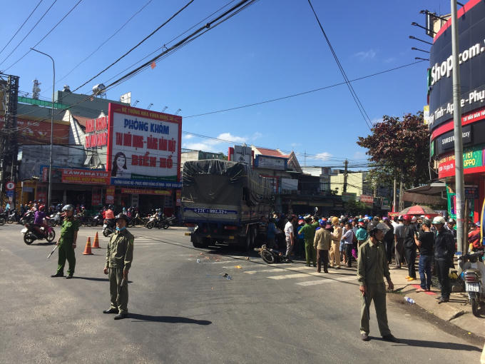 Hiện trường vụ tai nạn giao thông nghiêm trọng xảy ra khiến một người chết, một người bị thương.