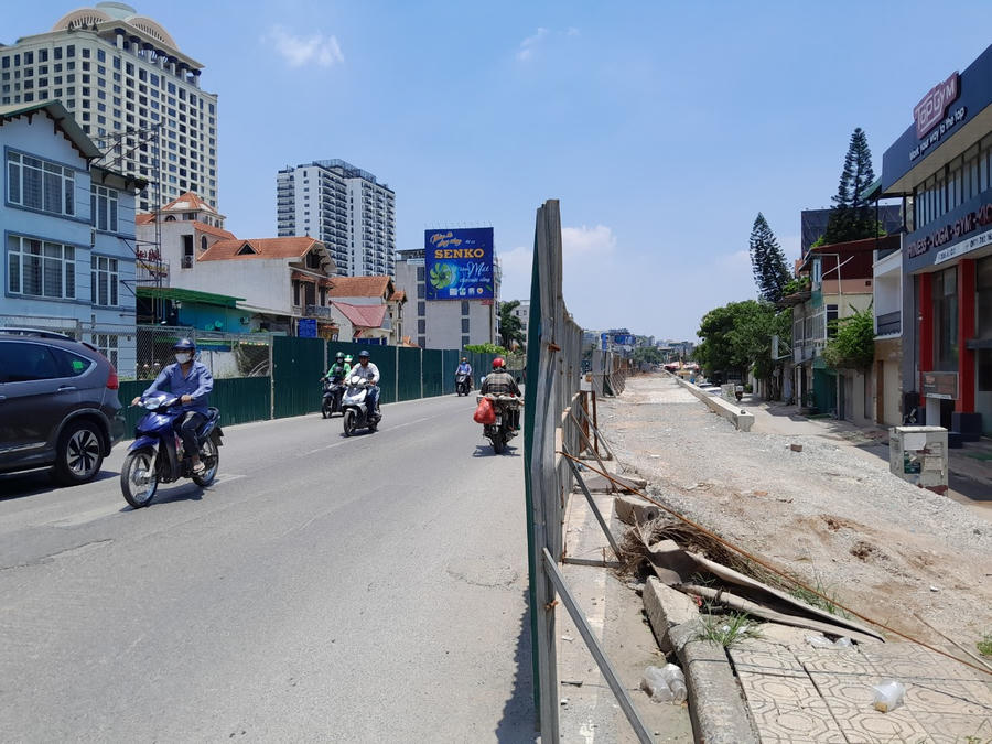 Một phần tuyến đường đê Âu cơ được đơn vị thi công dựng hàng rào tôn 2 bên đường khiến lòng đường bị thu hẹp khiến các phương tiện giao thông lưu thông qua tuyến đường này khó khăn, hay ùn tắc. Ảnh: Như Trường
