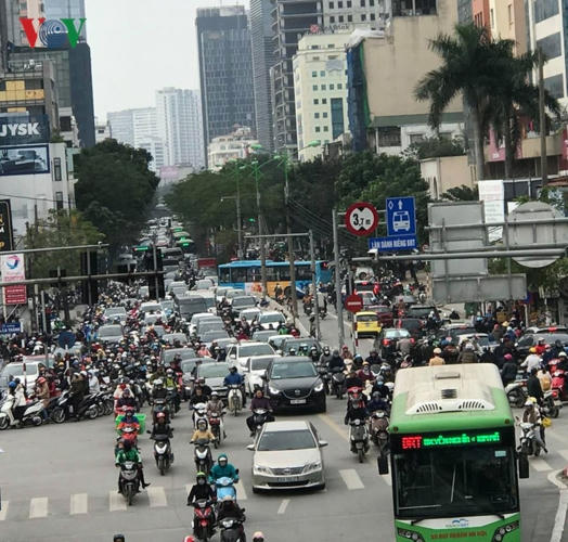 Đường phố H&agrave; Nội &ugrave;n tắc trong ng&agrave;y đi l&agrave;m đầu ti&ecirc;n của năm 2019