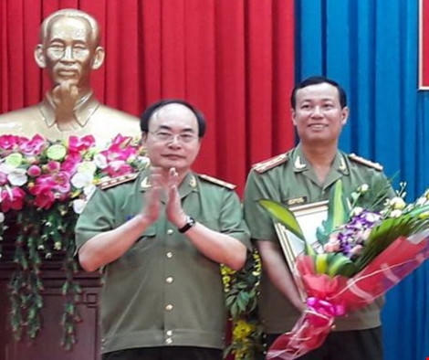Đại tá Lê Tấn Tới (bìa phải) - tân Giám đốc Công an tỉnh Bạc Liêu.