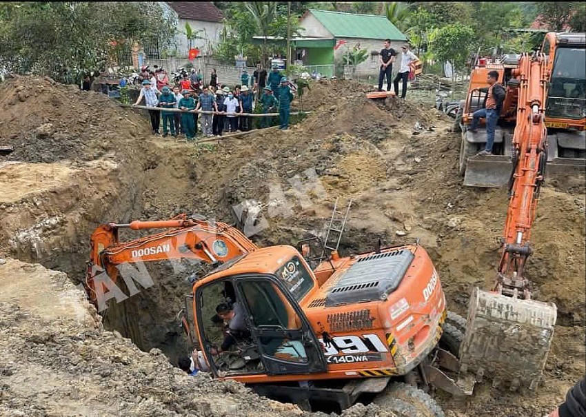 Máy múc tìm kiếm nạn nhân.