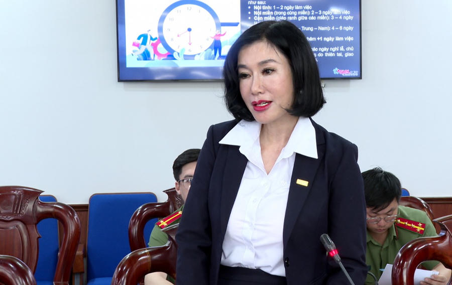 Đại diện Tổng Công ty GTEL trao đổi phương án triển khai dịch vụ bưu chính chuyển trả kết quả thủ tục hành chính công.