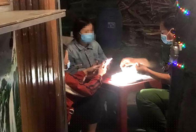 Công an lấy lời khai nhân viên quán cà phê.