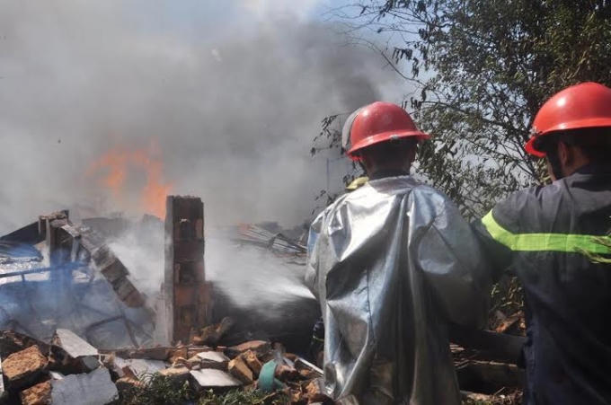 Lực lượng PCCC đang khống chế đám cháy lớn.