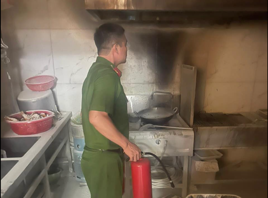 Cháy ở quán cơm. Ảnh: Đức Tuấn.