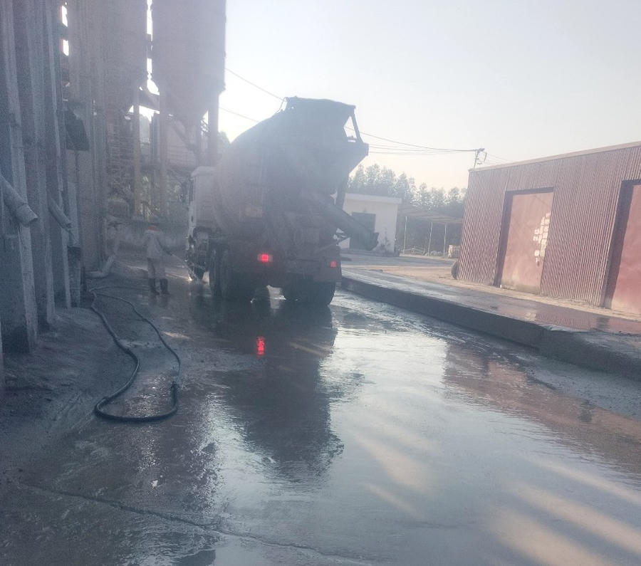 Xe ra, vào đều được phun rửa tại cổng.