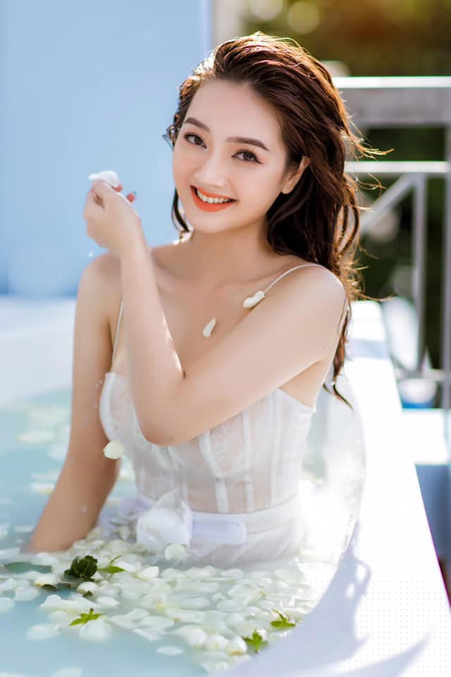Cô từng tham gia cuộc thi hoa khôi của trường và giành giải Á khôi 1. 