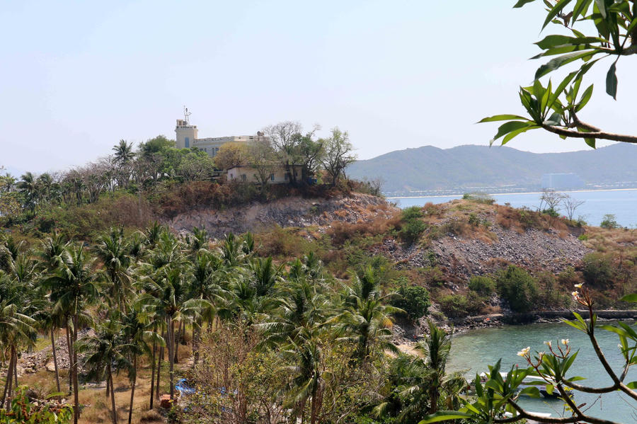 Đồi, núi quanh khu vực lầu Bảo Đại bị đào bới tan hoang. (Ảnh: Khải An).