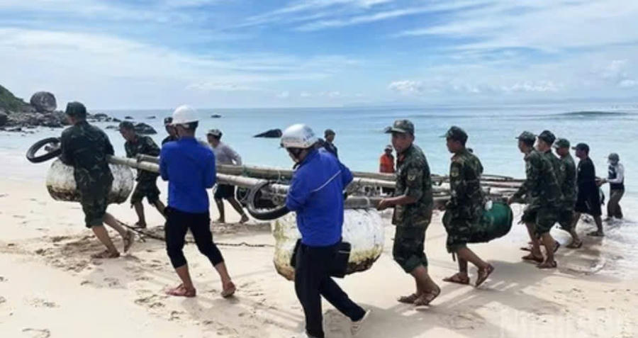 Bộ đội Biên phòng giúp dân xã đảo Nhơn Châu đưa tài sản vào nơi an toàn. Ảnh: T.H
