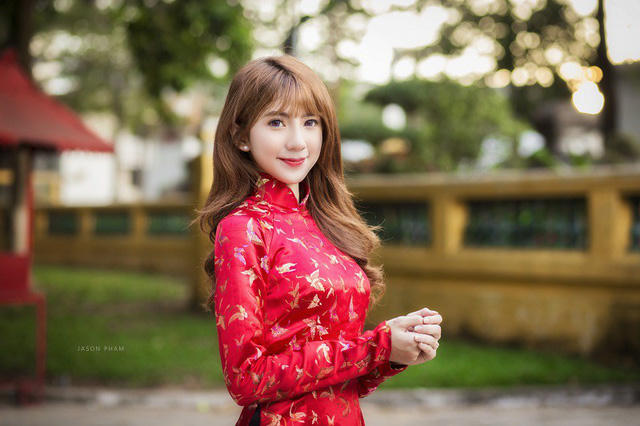 Hậu Giang là cô gái sinh ra và lớn lên ở TP. HCM, Giang sở hữu vẻ đẹp trong trẻo, nụ cười tỏa nắng cùng khuôn mặt khá "tây" và ăn ảnh.
