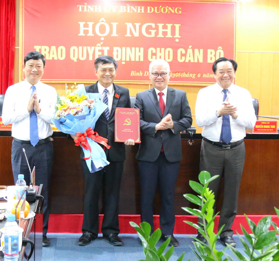 Lãnh đạo tỉnh Bình Dương trao quyết định cho ông Nguyễn Văn Lộc. (Ảnh: Hồ Văn)