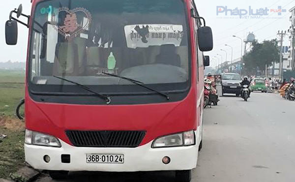 Một trong những chiếc xe tự phát chở công nhân hoạt động chui không giấy phép kinh doanh. (Ảnh: A.Thắng)