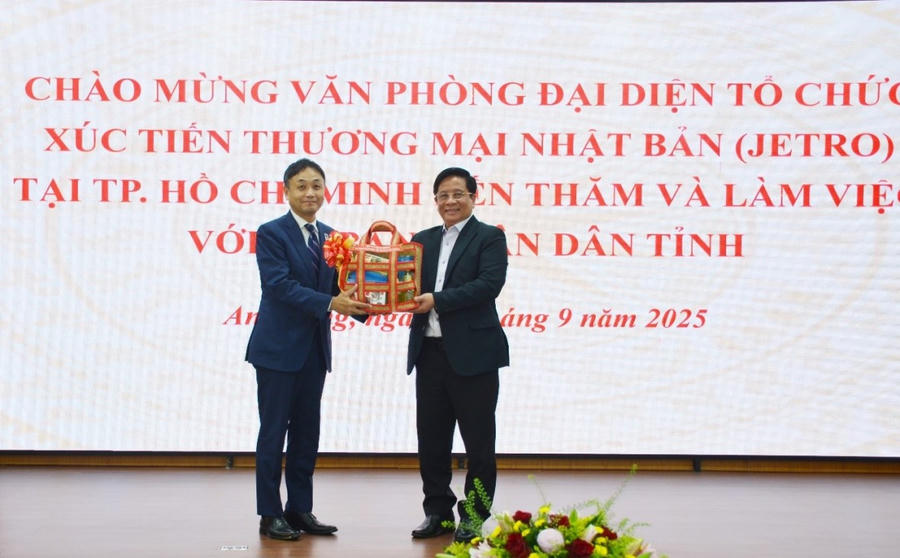 Chủ tịch UBND tỉnh Hồ Văn Mừng (bìa phải) trao tặng sản phẩm OCOP của tỉnh An Giang cho ông Okabe Mitsutoshi - Trưởng đại diện Văn phòng FETRO.