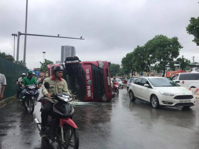 Sau khi tông vào dải phân cách giữa, xe bồn bị lật ở lề đường bên phải, chiếm 2/3 đường.