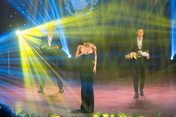 &Aacute; hậu M&acirc;u Thủy gi&agrave;nh giải thưởng