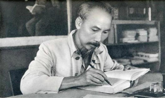 Lời thơ ch&uacute;c Tết cuối c&ugrave;ng v&agrave; Di ch&uacute;c thi&ecirc;ng li&ecirc;ng của Người