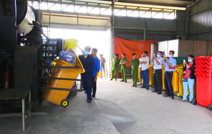 Các cơ quan chức năng chứng kiến việc tiêu hủy hàng hóa.
